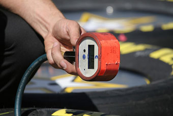 Comprobando la presión de los neumáticos